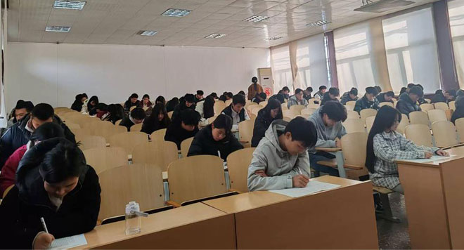 期中考试现场