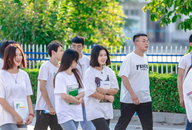 意气风发的学子