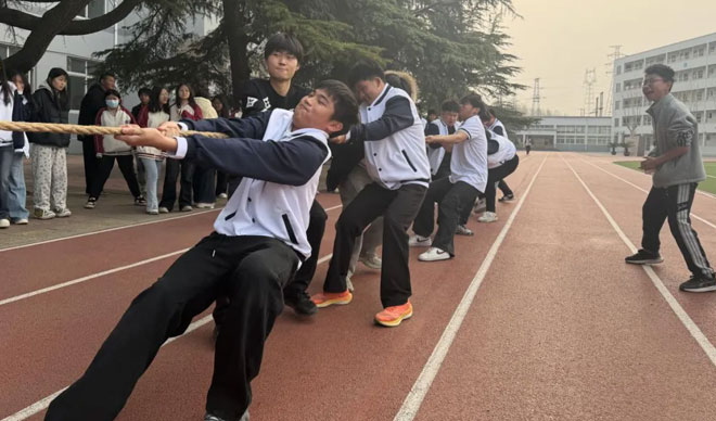 拔河比赛燃动校园