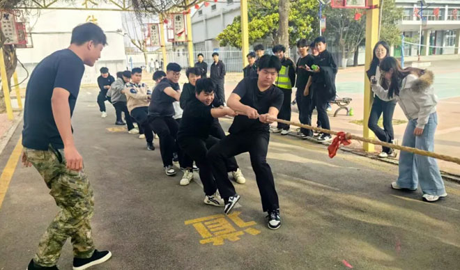 拔河比赛激烈的角逐中