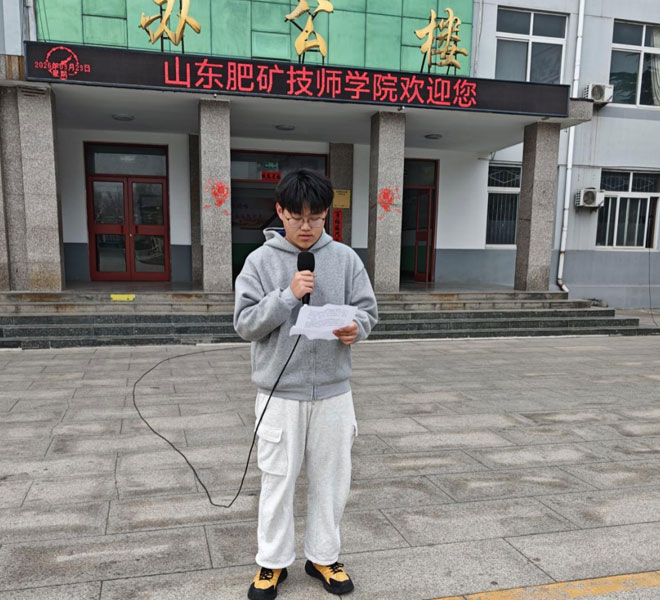 学生代表发表国旗下演讲