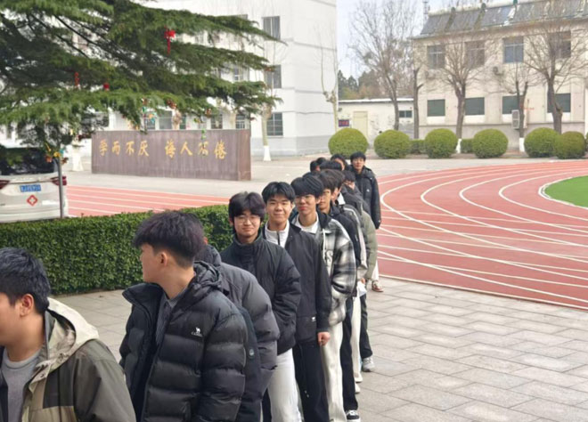 学生排队体检