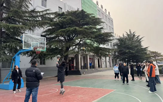 篮球场上挥洒激情