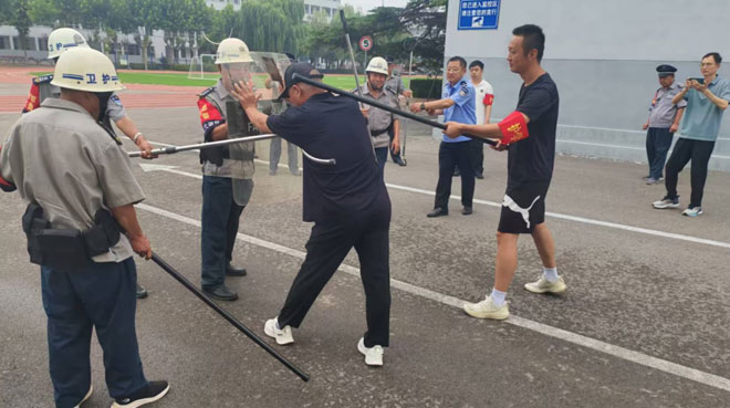 校园防暴演习训练