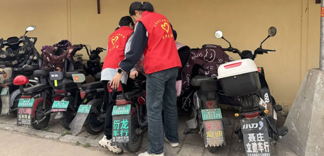 将车辆摆放得整齐划一