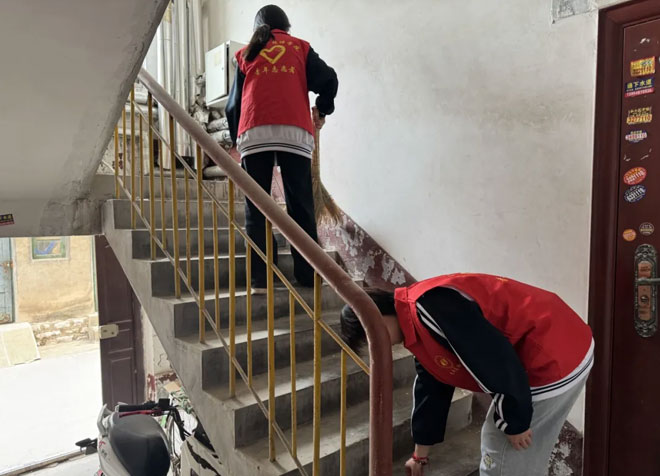 清扫楼栋垃圾