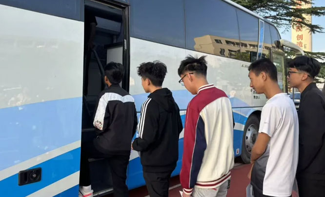 新生有序排队体检