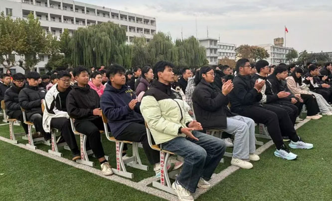 同学们精神饱满坐姿端正