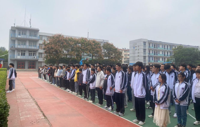 全体师生向国旗行注目礼