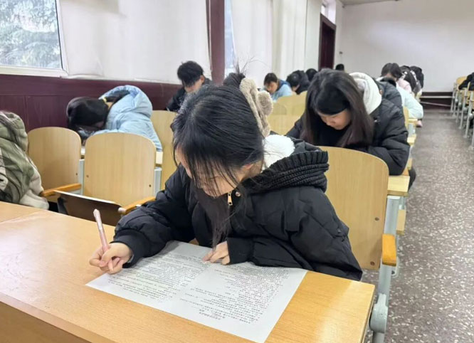 同学们陆续答卷
