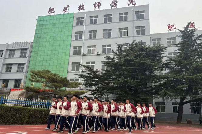 检阅学生跑操质量