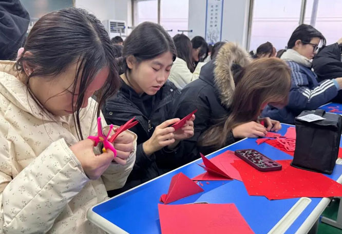 同学们动手剪纸