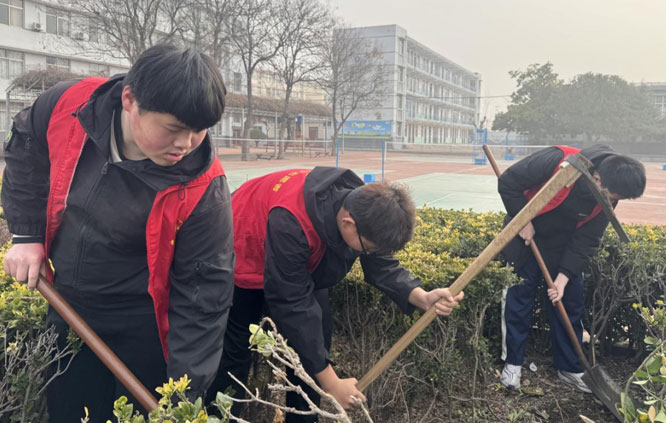 山东肥矿技师学院开展2025年植树节活动