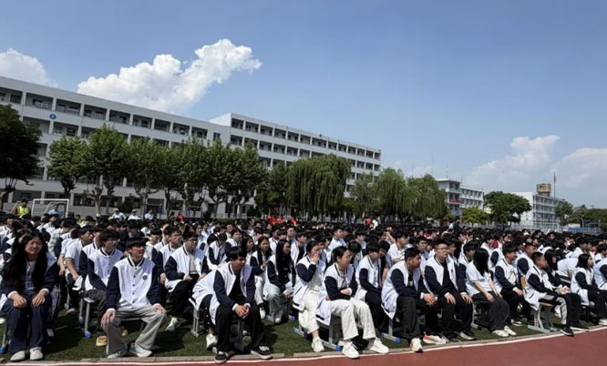 学生聆听法律常识