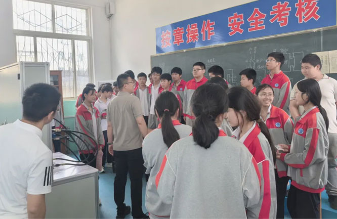 初中师生莅临我校观摩交流